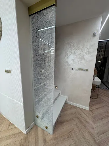 White Mr.Glass Paweł Białas